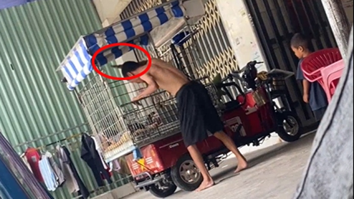 Người đàn ông đánh con gây xôn xao mạng xã hội (ảnh cắt từ video)