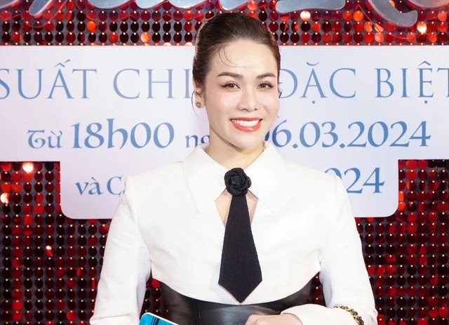 Nhật Kim Anh đánh giá cao sự phát triển của thị trường điện ảnh Việt hiện nay. Cô đặc biệt ấn tượng với phim Mai của Trấn Thành không chỉ ở nội dung mà còn về hình ảnh, góc quay… Nói về việc phát triển ở lĩnh vực điện ảnh sau khi ghi dấu ấn ở các phim truyền hình, bà mẹ một con chia sẻ: “Không phải mình muốn là được, không phải mình giỏi là hay. Nó còn phụ thuộc vào cái duyên, mức độ phù hợp với tác phẩm. Đâu phải mình diễn giỏi, diễn tốt thì mình sẽ làm được tất cả”.
Theo bà mẹ một con, khi nhận dự án phim, điều cô quan tâm hàng đầu là chất lượng hình ảnh, góc máy, nội dung và cả dàn diễn viên. Nhật Kim Anh cho rằng đây là yếu tố cấu thành nên một tác phẩm hay, thu hút khán giả. Diễn viên 8X cũng thẳng thắn nói về thông tin không đặt nặng cát sê vì quá giàu nhờ kinh doanh: “Không phải bây giờ đi kinh doanh tôi mới như vậy. Từ xưa khi làm diễn viên, nếu phim hay là tôi sẽ nhận, dù cho cát sê có như thế nào”. (Nguồn: Thanh niên)