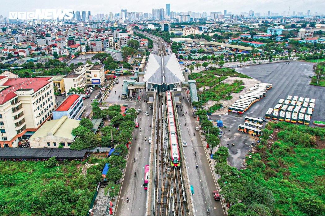 Ngày 19/3, tại Trung tâm điều hành, giám sát và chỉ huy toàn tuyến đường sắt Nhổn - ga Hà Nội (OCC) đặt tại khu depot Nhổn, nhân viên metro Nhổn - ga Hà Nội tổ chức lập biểu đồ chạy tàu, giám sát toàn bộ tình hình tuyến, trạng thái các đoàn tàu.