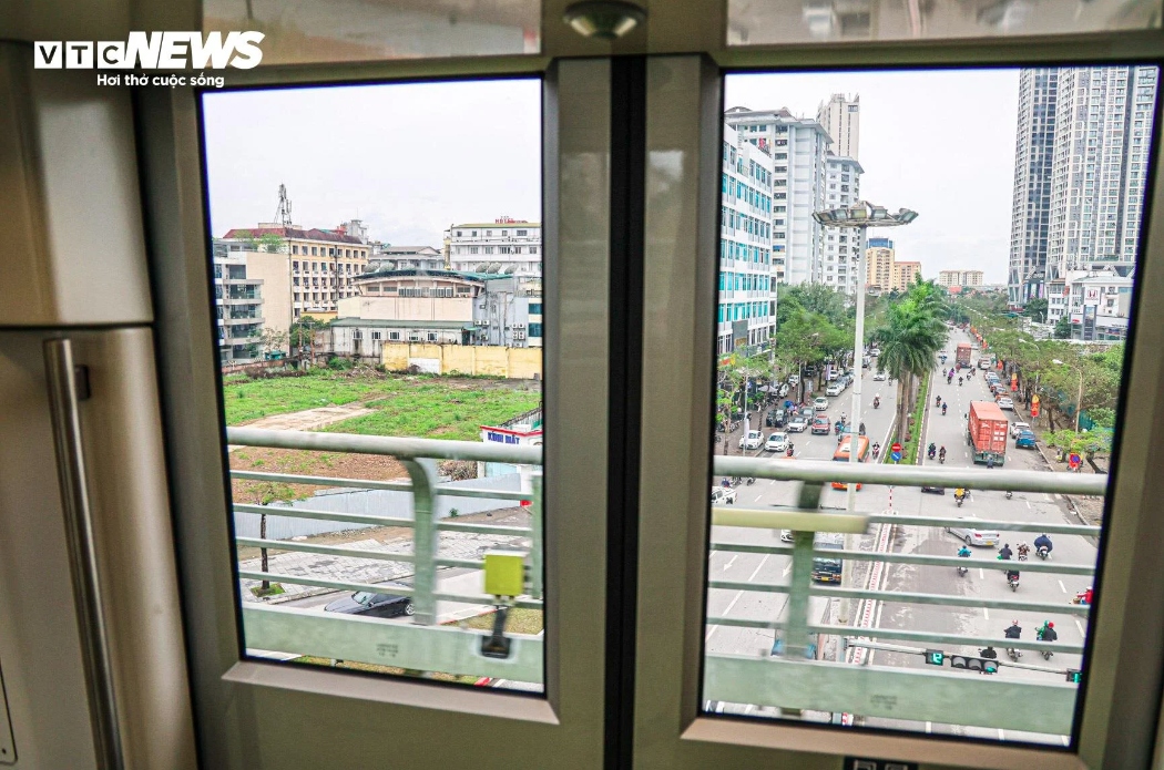 Đoàn tàu là một trong những sản phẩm hiện đại nhất của nhà sản xuất Alstom (Pháp). Tàu được trang bị đầy đủ các tiện nghi như: điều hòa không khí, thông gió, hệ thống phát thanh hành khách, hệ thống camera, hệ thống phát hiện cháy và khói độc lập, đèn LED tự động điều chỉnh ánh sáng cho phù hợp khi đi vào đoạn ngầm...