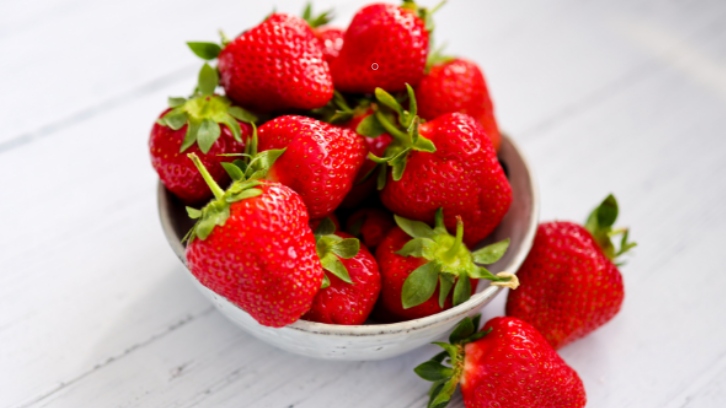 Dâu tây chứa hai loại phenol là anthocyanin và ellagitannin, giúp cải thiện chức năng thận nhờ việc loại bỏ các gốc tự do có hại. Ngoài ra, dâu tây cũng chứa các đặc tính chống ung thư và chống viêm giúp tăng cường sức khỏe tổng thể. (Ảnh: kidney.org)