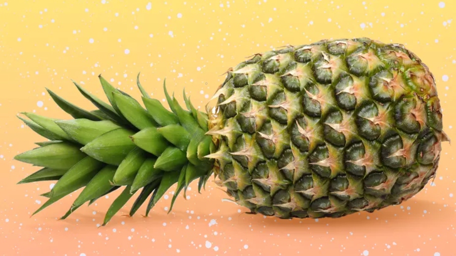 Trong dứa có bromelain, một loại enzyme tiêu hóa giúp làm tan sỏi thận trong cơ thể. Nó cũng có chất xơ, hỗ trợ sức khỏe tim mạch (các biến chứng về tim thường gặp ở những người đang chạy thận nhân tạo). Đây cũng là nguồn tăng cường vitamin C tốt, có lợi cho hệ thống miễn dịch. (Ảnh: KAANATES/ Getty Images)