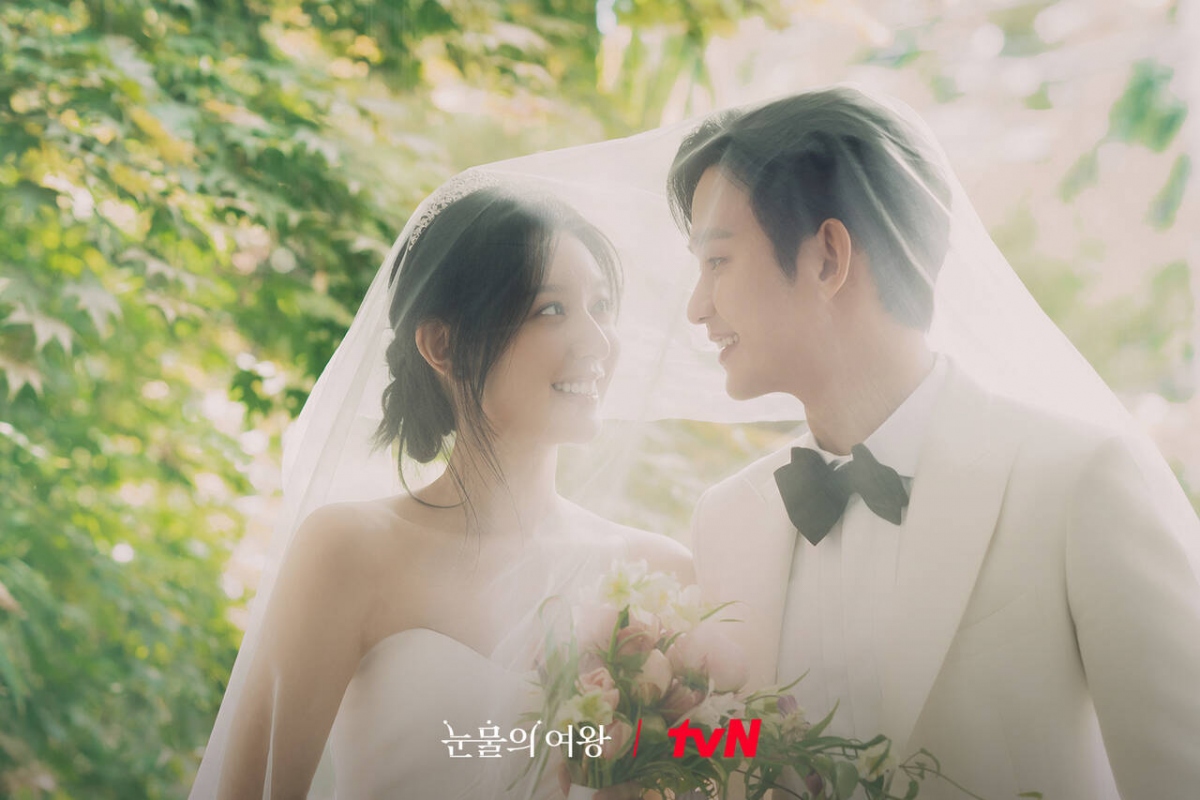 Bộ đôi Kim Soo Hyun và Kim Ji Won hiện đang là cặp đôi màn ảnh nhận được rất nhiều sự quan tâm từ phía khán giả. Cả hai nhận được vô số sự ủng hộ vì trai tài gái sắc và sự đẹp đôi trong bộ phim “Queen of tears“. Trong phim “Nữ hoàng nước mắt“, Kim Ji Won vào vai Hong Hae In - một tiểu thư tài phiệt nhưng cuộc đời nhiều bất hạnh. Cô bị mẹ đẻ ghét bỏ và mắc căn bệnh nan y khi tuổi còn trẻ.