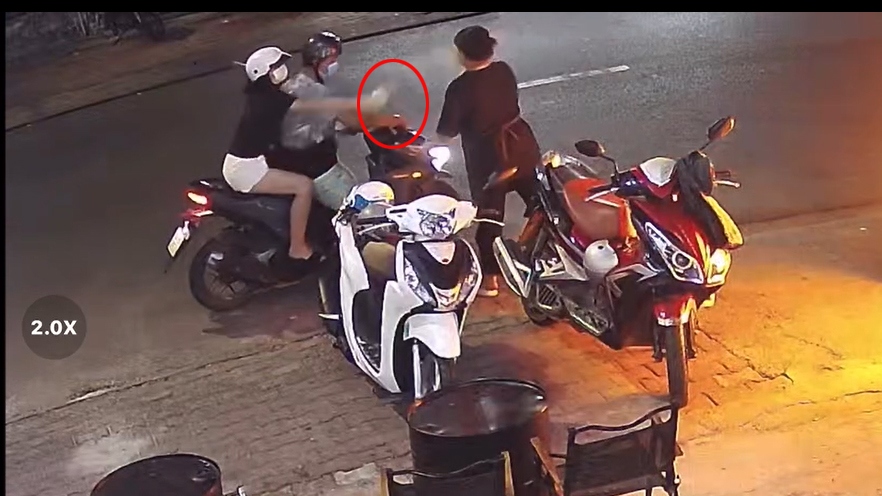 Nữ nhân viên bị tạt nước ớt vào mặt (ảnh cắt từ video)
