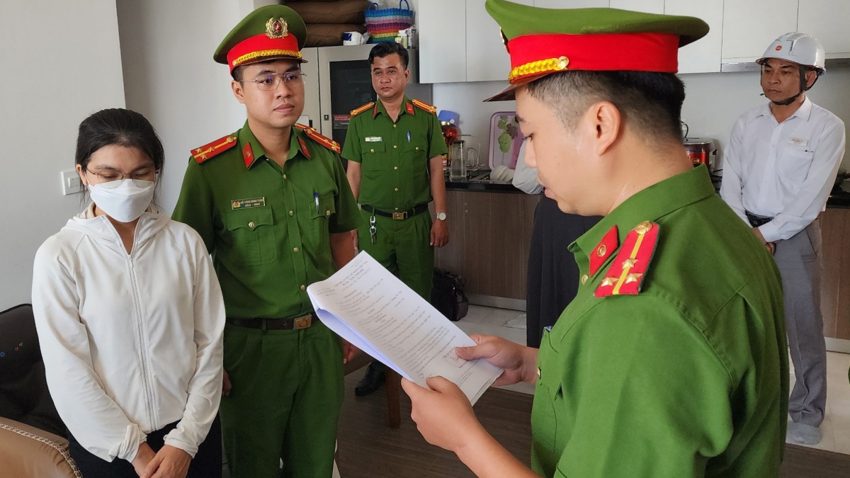 Phòng Cảnh sát Kinh tế, Công an thành phố Đà Nẵng tống đạt các quyết định đối với Đỗ Thị Hà Xuyên.