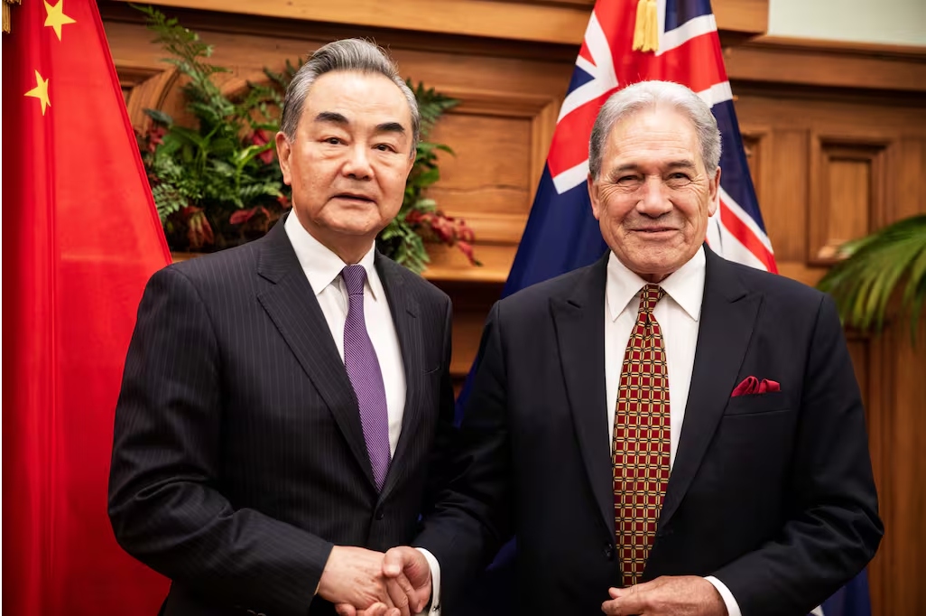Bộ trưởng Ngoại giao Trung Quốc Vương Nghị thăm New Zealand và gặp Bộ trưởng Ngoại giao New Zealand Winston Peters. Nguồn: Getty