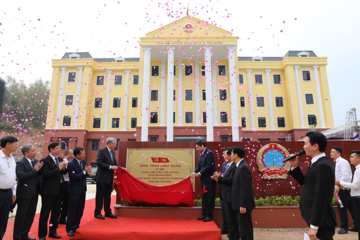 Các đại biểu dự lễ khánh thành trụ sở Tòa án Nhân dân tỉnh Điện Biên