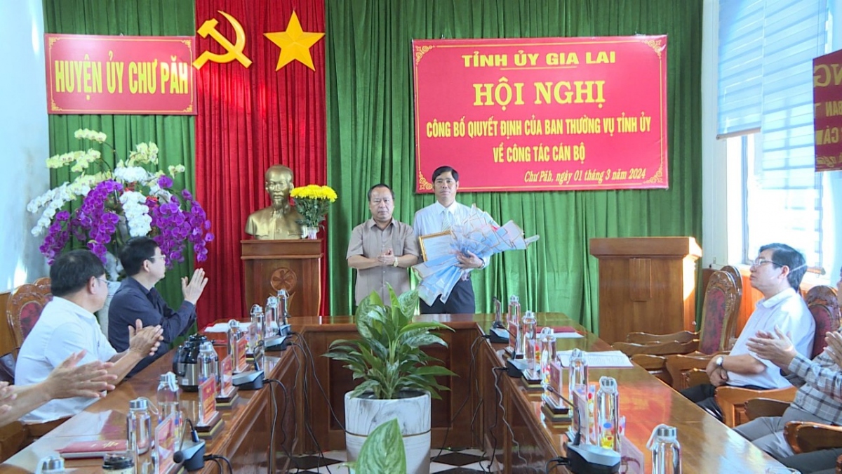Ông Trần Minh Sơn (ôm hoa) - tân Chủ tịch Ủy ban MTTQ Việt Nam tỉnh Gia Lai