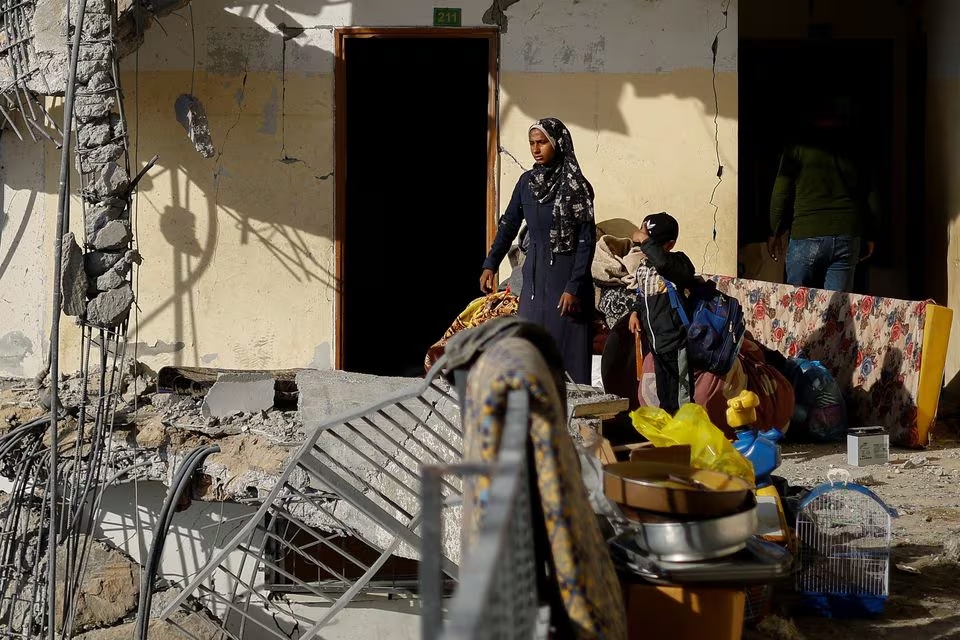Người phụ nữ Palestine tại một khu nhà đổ nát sau cuộc không kích của Israel ở Gaza, ngày 9/3/2024. Ảnh: Reuters