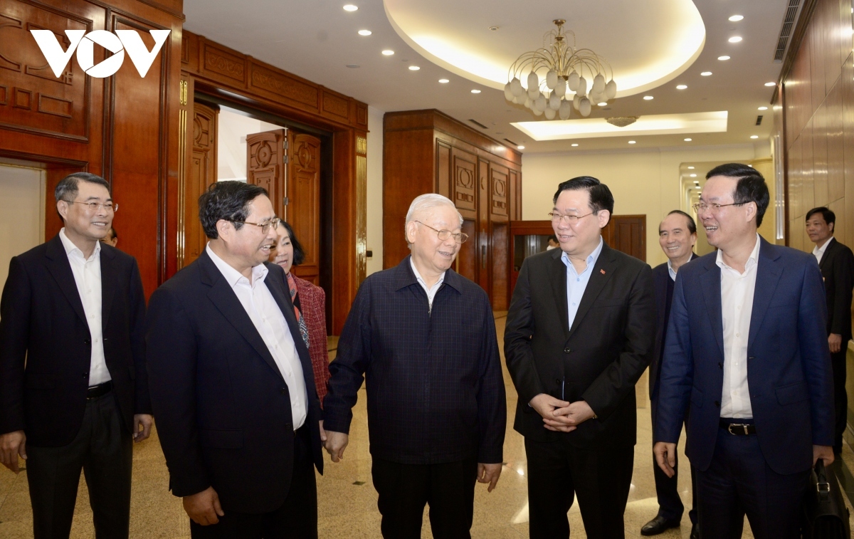 General Secretary Trong (centre) and other State and Party leaders attend the working session.