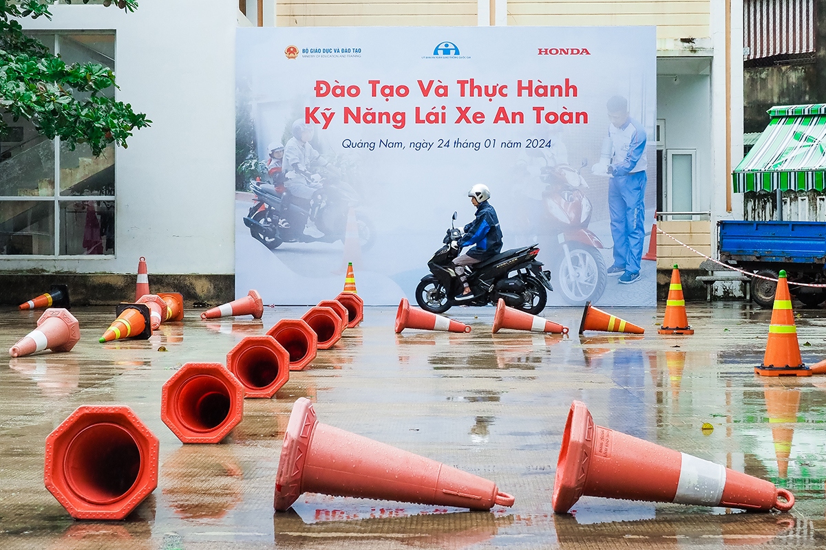 Phụ huynh thực hành lái xe an toàn trên sa hình