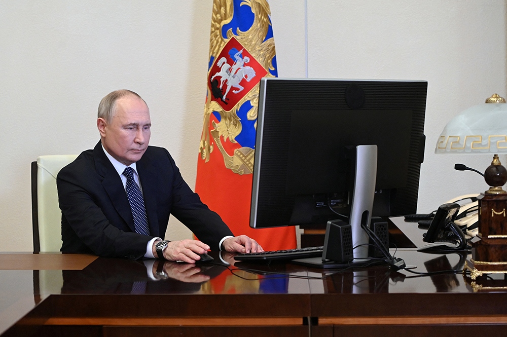 Tổng thống Putin bỏ phiếu trực tuyến. Ảnh: Reuters