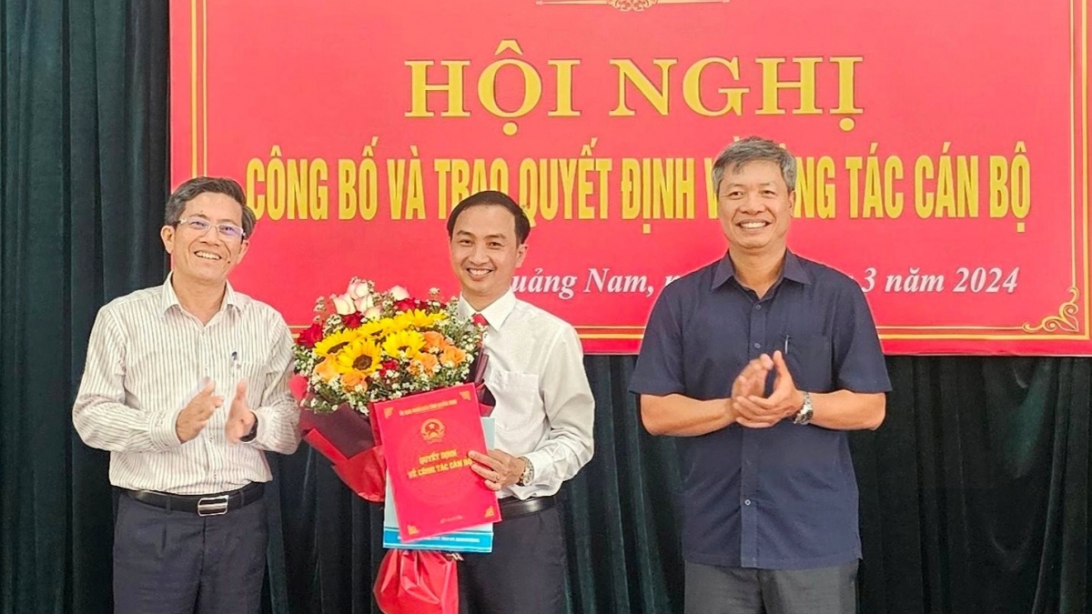 Ông Hồ Quang Bửu, Phó Chủ tịch UBND tỉnh Quảng Nam (ảnh phải) trao quyết định, tặng hoa chúc mừng ông Nguyễn Hồng Lai (ảnh giữa).