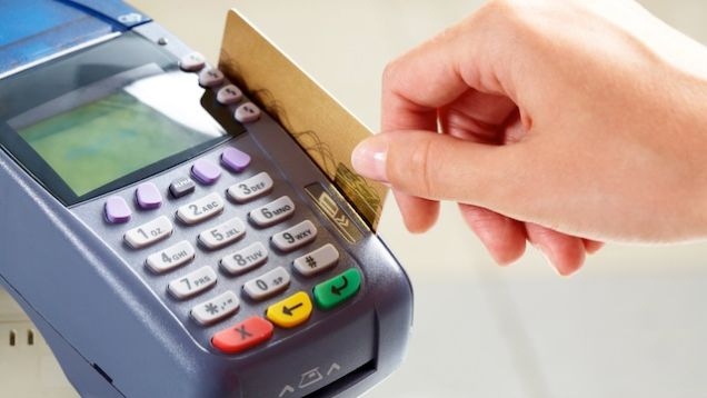 Thẻ tín dụng dễ gây ra “ảo tưởng chi tiêu” cho khách hàng (Ảnh minh họa: KT)