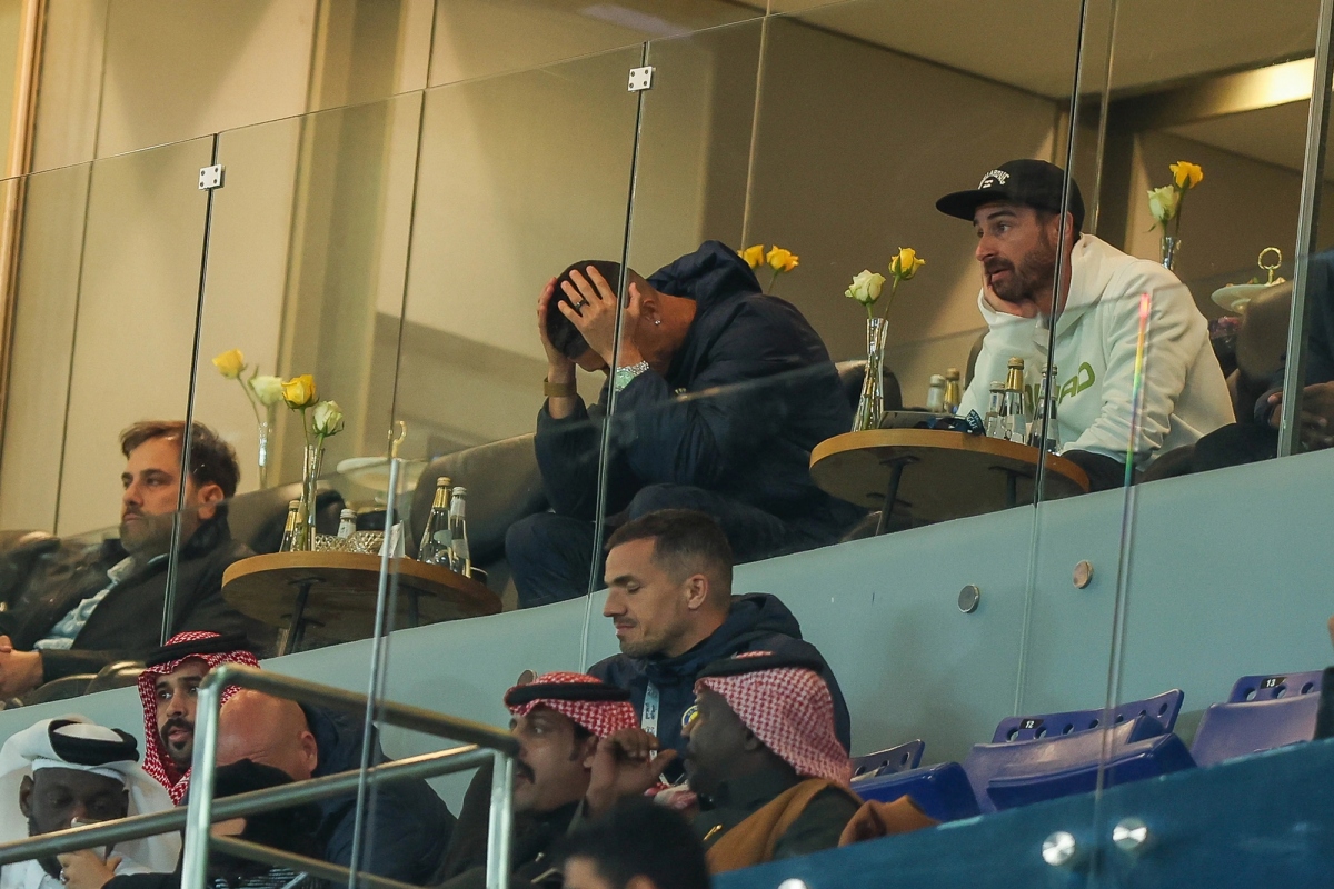 Ronaldo thất vọng khi chứng kiến Al Nassr bị Al Hazem cầm hòa 4-4. (Ảnh: TalkSports)