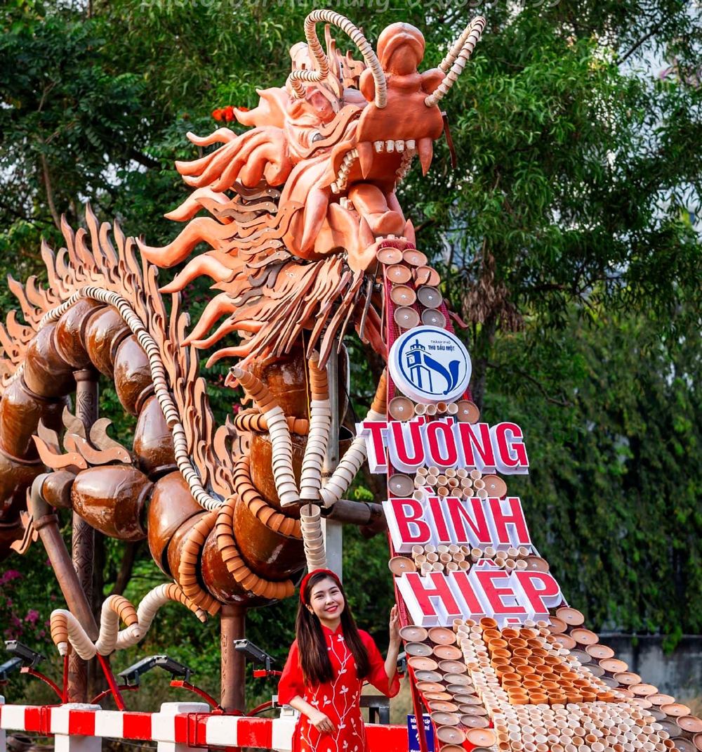 Với những nét độc đáo, cặp rồng lu ở Bình Dương thu hút nhiều lượt khách đến xem, chụp ảnh (ảnh: VH)