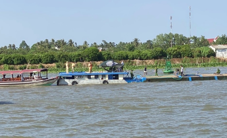 Sà lan "khủng" chở đầy cát không rõ nguồn gốc, xuất xứ.