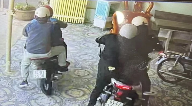 Nhóm 4 người cầm vật giống súng cướp tiệm vàng