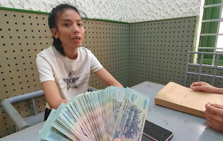 Hoài cùng số tiền 59 triệu đồng nhận từ người dân bị công an bắt quả tang. 