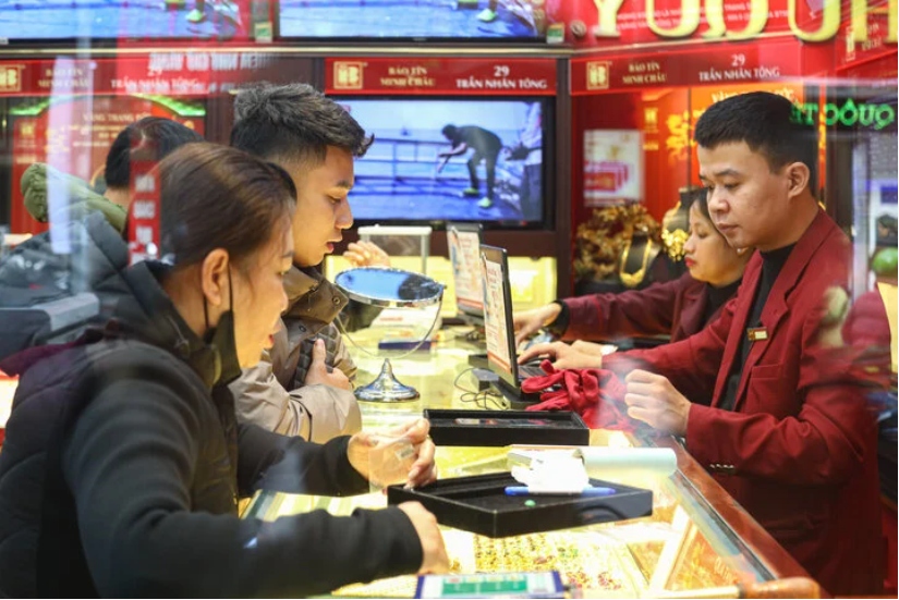 Giá vàng nhẫn nhiều nơi có dấu hiệu khan hiếm. (Ảnh: Công Hiếu).