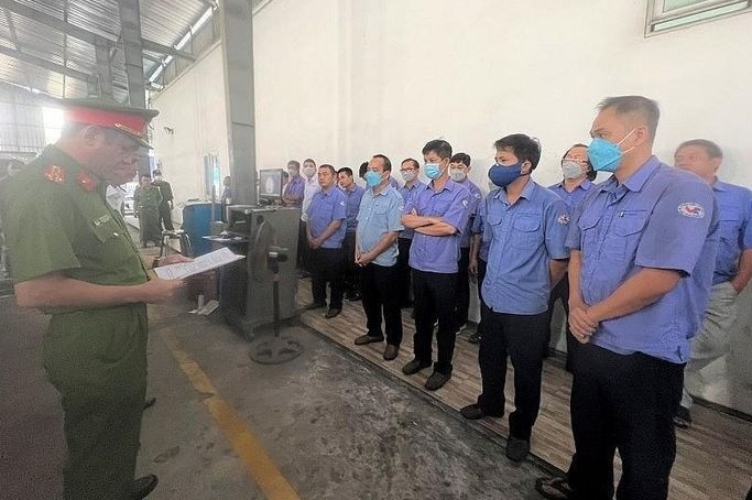 Khám xét Trung tâm đăng kiểm xe cơ giới 60-04D (Ảnh: Công an tỉnh Đồng Nai)