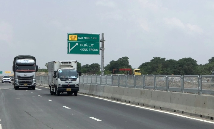 Cần nâng cao ý thức lái xe trên cao tốc. Ảnh: Dân Việt