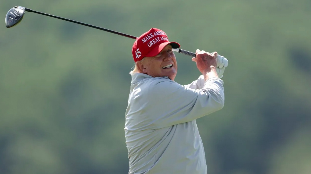 Cựu Tổng thống Donald Trump tập trung…đánh golf. Ảnh Getty.