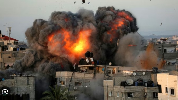 Israel tấn công vào dải Gaza. (Ảnh: Reuters)