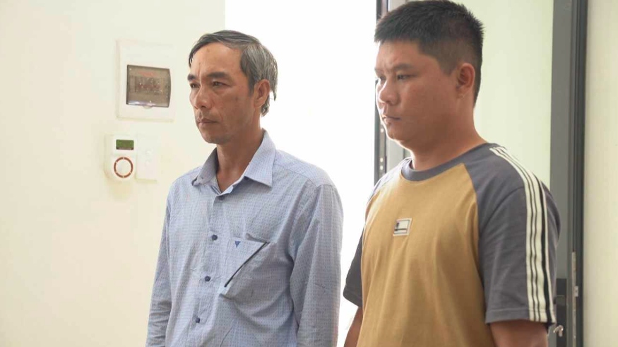 Trí và Trường tại cơ quan công an.