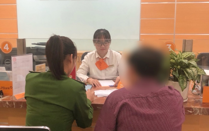 Công an huyện Trùng Khánh giải thích về thủ đoạn lừa đảo cho ông T.V.M.