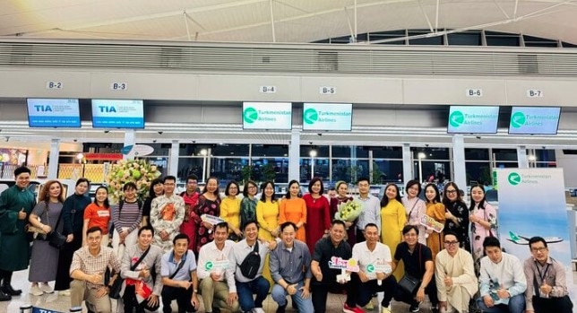 Passengers on Turkmenistan Airlines' first direct flight to Vietnam (Photo: vtcnews.vn)