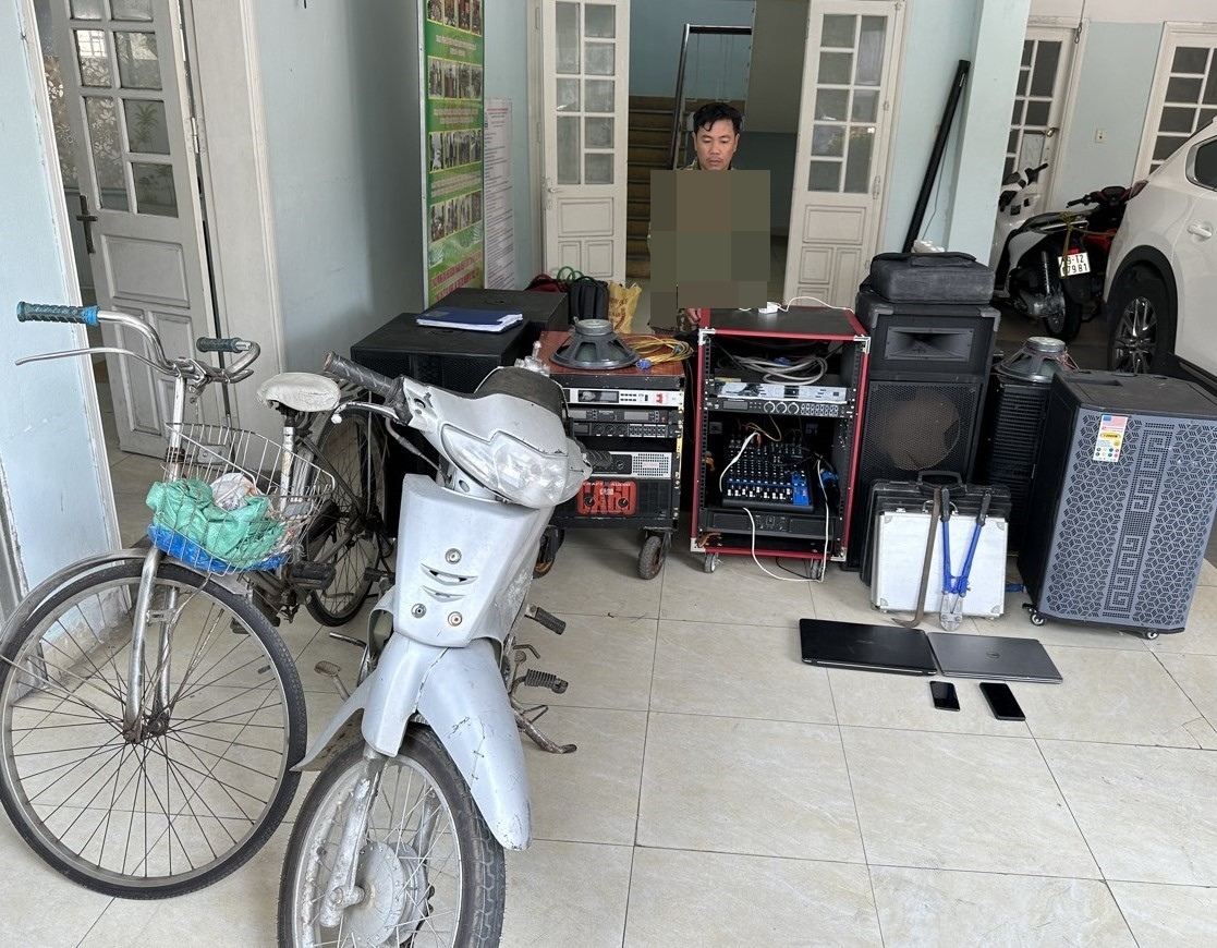 Hồ Quốc Tỉnh và tang vật các vụ trộm