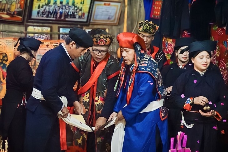 Artisan Nong Van Ho (in red turban) performs a Longevity ceremony of the Nung. (Photo: Vietnam National Village for Ethnic Culture and Tourism)
