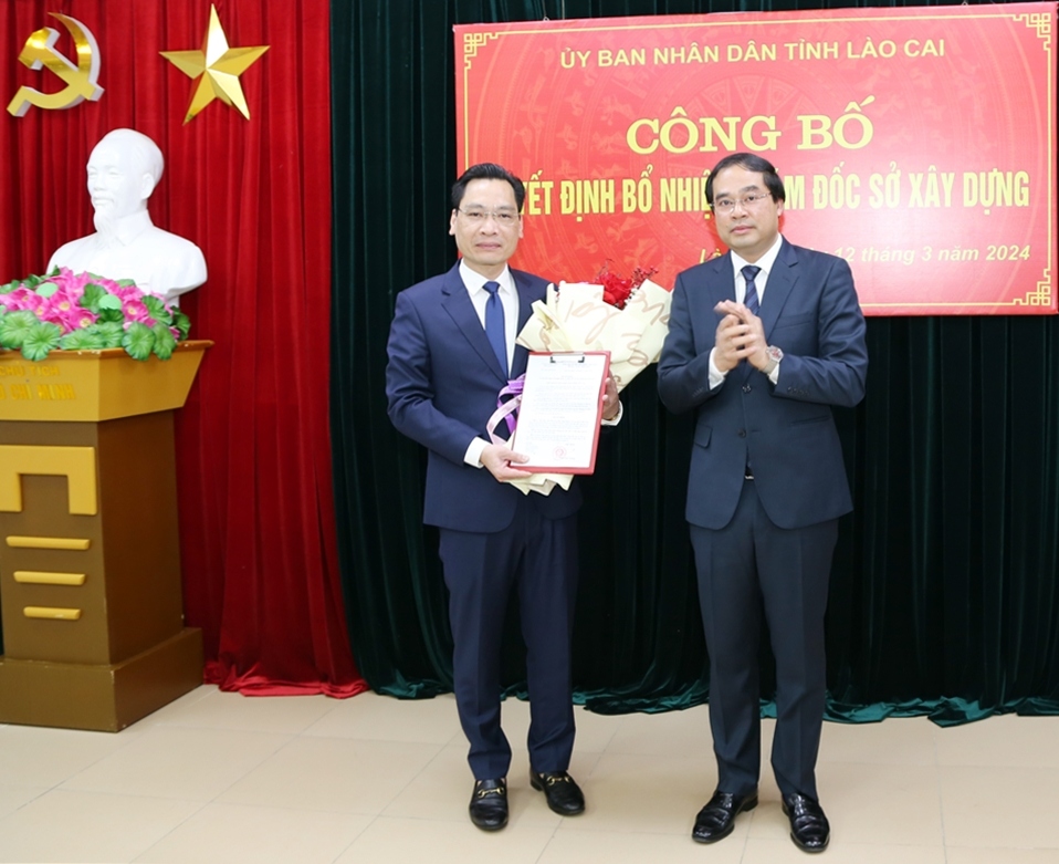 Chủ tịch UBND tỉnh Lào Cai trao quyết định bổ nhiệm cho ông Phí Công Hoan (Ảnh: Vũ Linh)