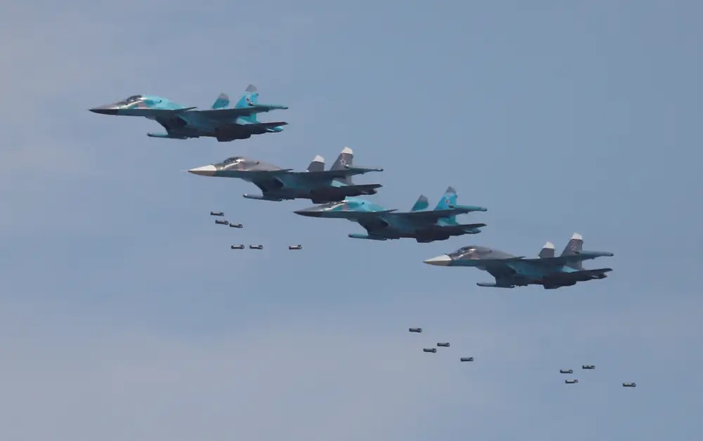 Máy bay Su-34 thả bom trong cuộc thi Aviadarts, một phần của Army Games 2018, tại thao trường Dubrovichi bên ngoài Ryazan, Nga, ngày 4/8/2018. Ảnh: Reuters