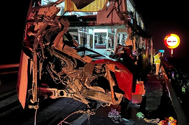 Tài xế xe khách không giữ khoảng cách an toàn.