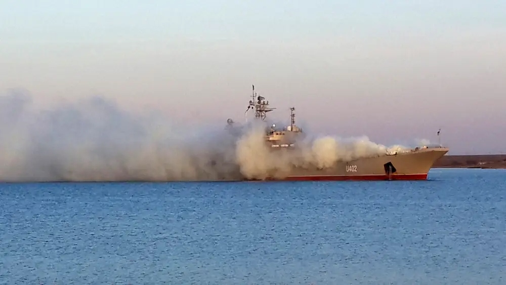 Màn khói do thủy thủ đoàn tạo bao phủ một phần tàu đổ bộ Konstantin Olshansky của Ukraine. Nga đã tịch thu con tàu này khi sáp nhập bán đảo Crimea năm 2014. Ảnh: Reuters