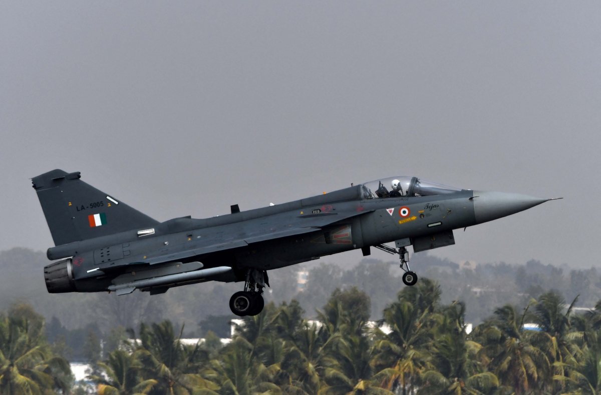 Chiến đấu cơ Tejas của Không quân Ấn Độ trình diễn bay tại căn cứ không quân Bengaluru (Ấn Độ) năm 2021. Ảnh: Reuters.