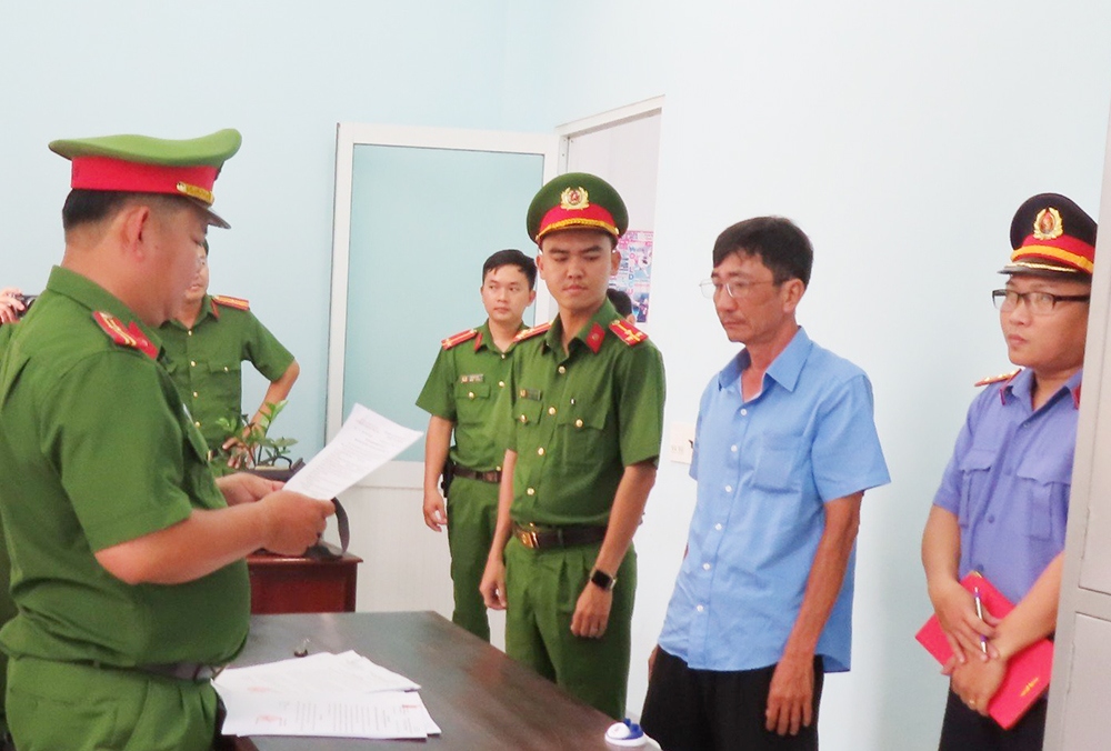 Lực lượng chức năng tống đạt các quyết định khởi tố đối với bị can Nguyễn Thiện Thanh.