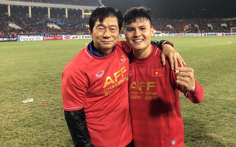 HLV Bae Ji Won là thành viên ban huấn luyện ĐT Việt Nam vô địch AFF Cup 2018. (Ảnh: FBNV)