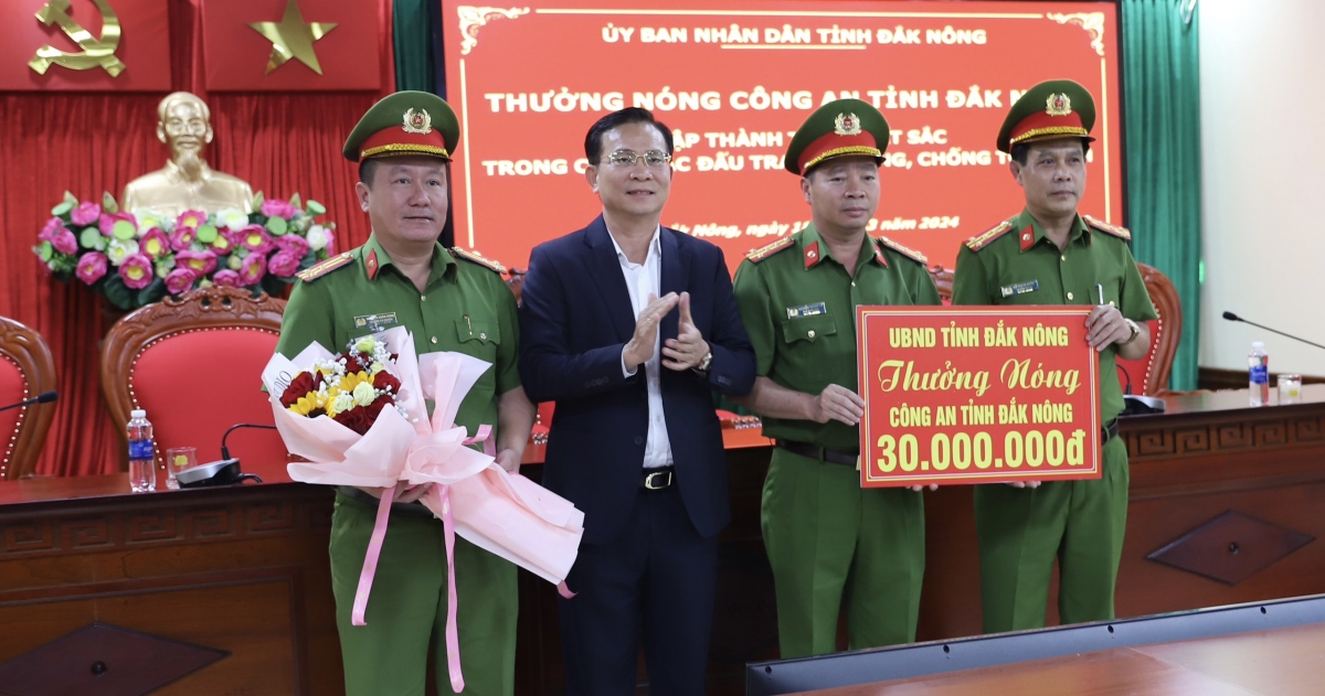 Thay mặt lãnh đạo tỉnh, Chủ tịch UBND tỉnh Đắk Nông trao thưởng nóng, biểu dương chiến công của Công an tỉnh Đắk Nông