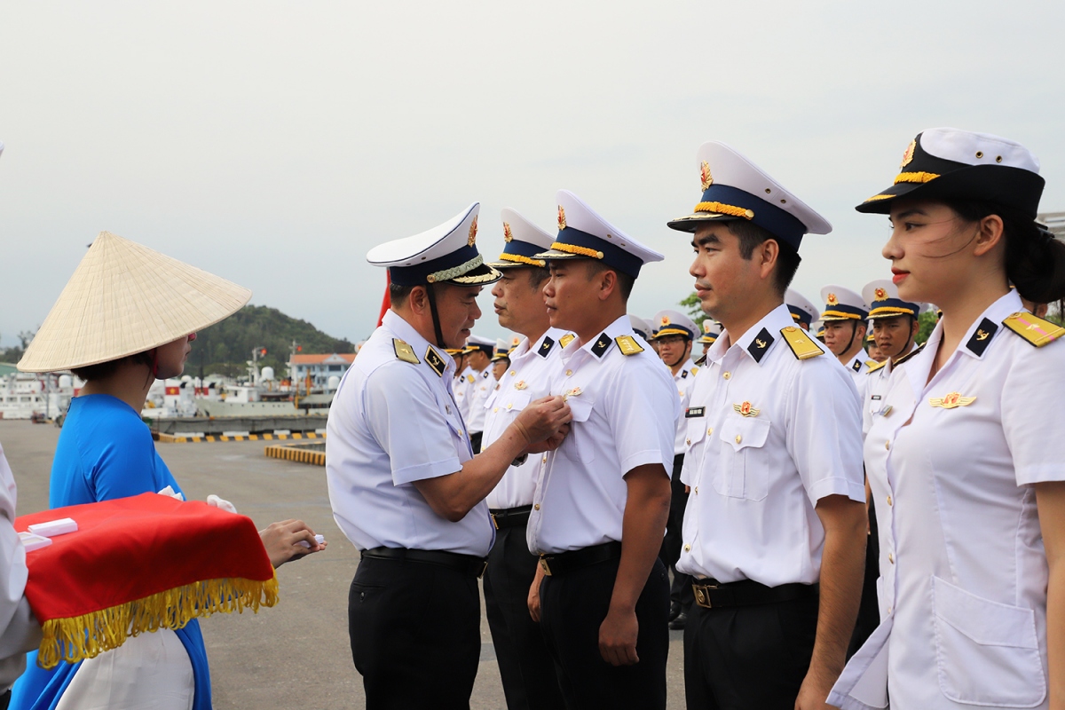 Thủ trưởng Bộ Tư lệnh Vùng 3 trao tặng chỉ huy Tàu 20 Huy hiệu thủy thủ viễn dương.