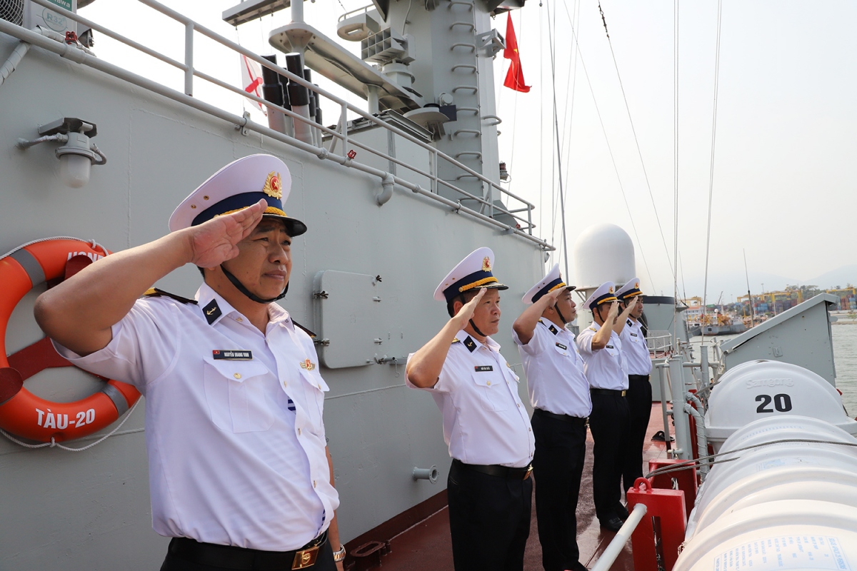 Thủ trưởng đoàn công tác chào cảng