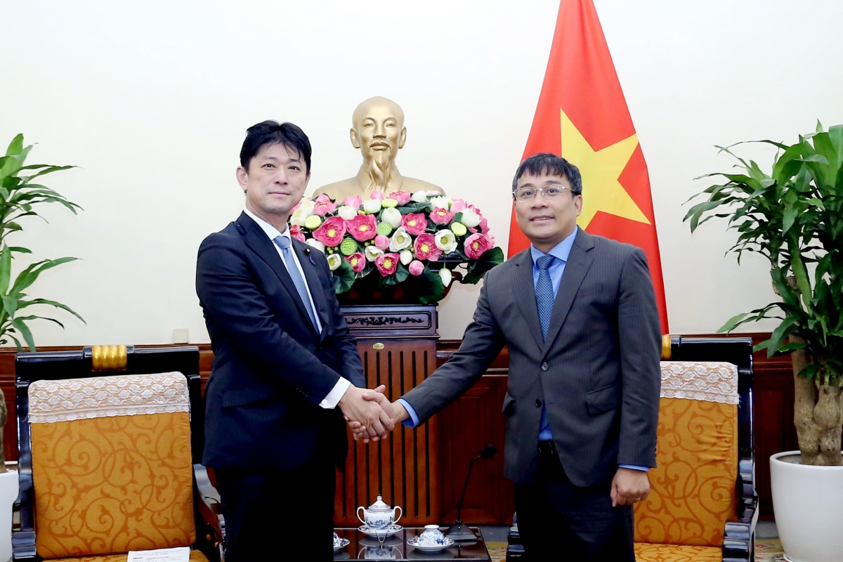 Thứ trưởng Nguyễn Minh Vũ hội đàm Thứ trưởng Komura