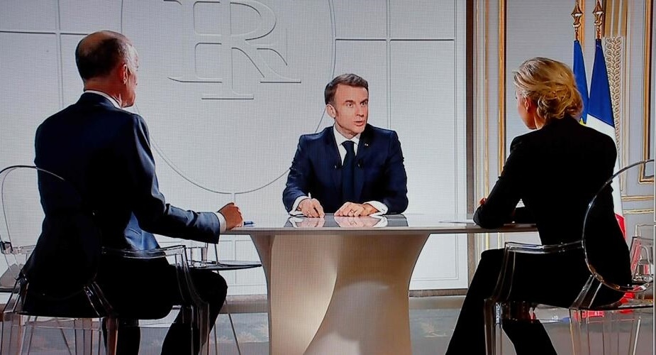 Tổng thống Pháp Macron ngồi trao đổi. Ảnh: Le Monde.