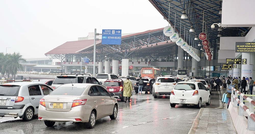 Cảng Hàng không Quốc tế Nội Bài đã bắt đầu triển khai thí điểm thu phí không dừng với ôtô ra vào sân bay. 