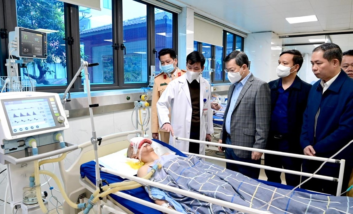 Lực lượng chức năng đã đến bệnh viện thăm hỏi tình hình sức khỏe các nạn nhân. 