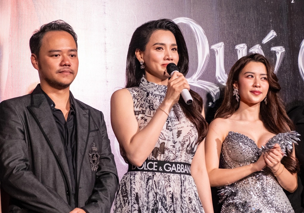 Trở lại với màn ảnh rộng sau 10 năm vắng bóng, diễn viên Trang Nhung nhận được nhiều lời khen ngợi của công chúng, bởi dù sắp bước sang tuổi 40, nhưng cô ngày càng rạng rỡ, sắc sảo. "Cảm ơn những người bạn, người thân, đồng nghiệp đã không ngừng ủng hộ tôi. Tôi rất cảm động vì mọi người ủng hộ tôi từ lúc tôi vào nghề làm người mẫu, rồi làm diễn viên và đợi tôi quay lại sau một thời gian dài như vậy", Trang Nhung bày tỏ.
Nữ diễn viên cũng cho biết cô đã chờ đợi cơ hội trở lại với phim ảnh từ lâu và vai diễn trong Quý cô thừa kế 2 là sự "lột xác" của cô trong sự nghiệp diễn xuất. Diễn viên sinh năm 1986 mong có thể cho khán giả nhìn thấy một Trang Nhung khác biệt so với trước đây - sâu sắc, đằm thắm, chín muồi hơn về mọi mặt. (Nguồn: Dân trí)