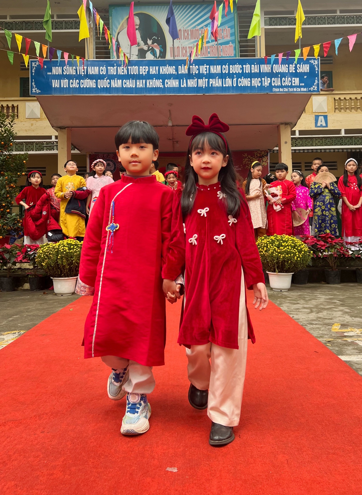 Nhân tuần lễ áo dài, vào sáng thứ Hai đầu tuần, Trường tiểu học Đông Dư ở huyện Gia Lâm - Hà Nội đã tổ chức cho học sinh mặc áo dài đến trường và có một buổi trình diễn áo dài thiếu nhi thật sôi nổi, đầy màu sắc. Các cô giáo cho biết, em học sinh nào cũng được cha mẹ mua cho áo dài để diện Tết nên việc cùng mặc áo dài đến trường không có gì là khó khăn.