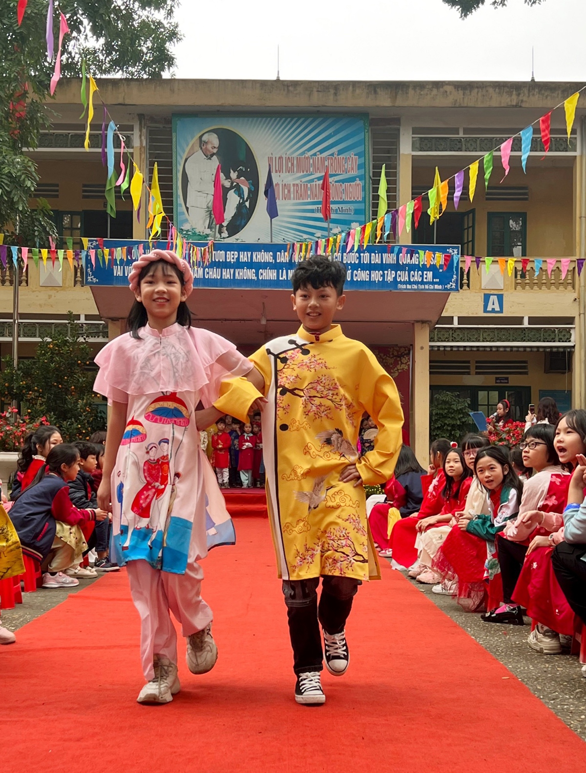Bên cạnh những bộ áo dài truyền thống, có học sinh diện áo kiểu cách tân.